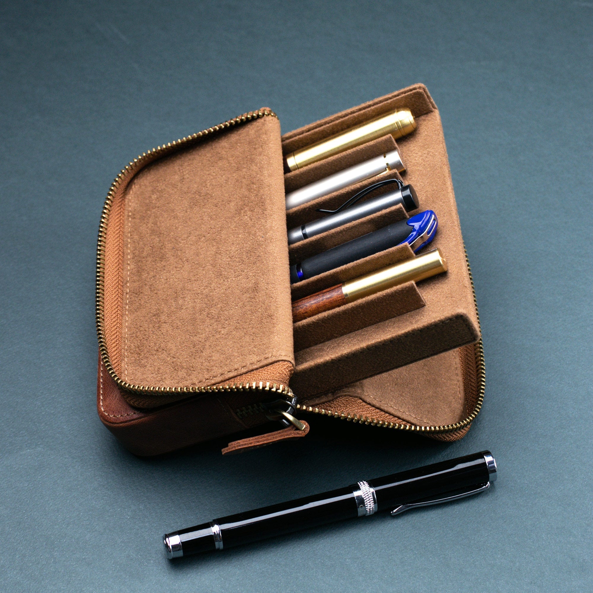 محفظة أقلام مصنوعة من الجلد ب 6 فتحات