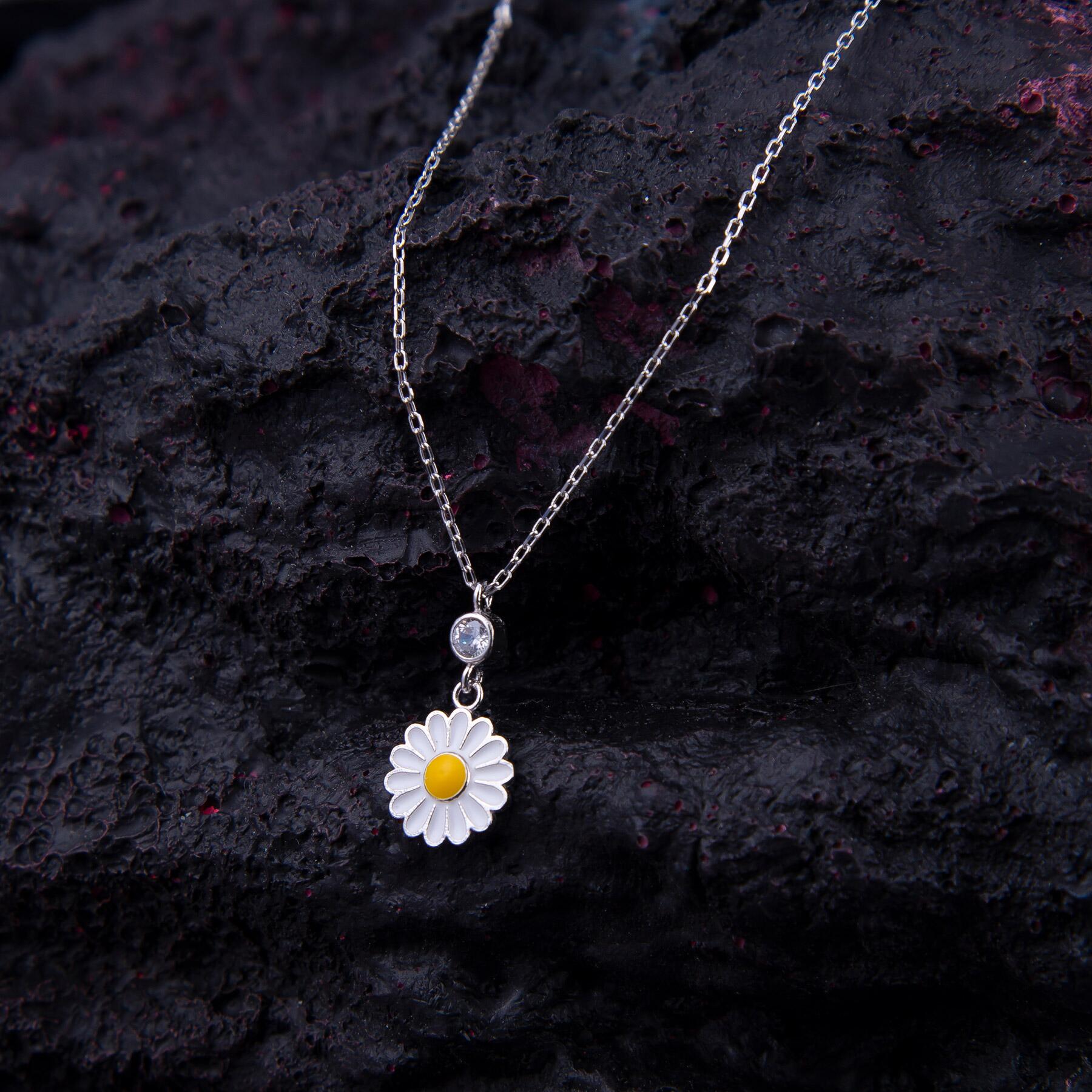 Enameled Daisy Model Silver Necklace
